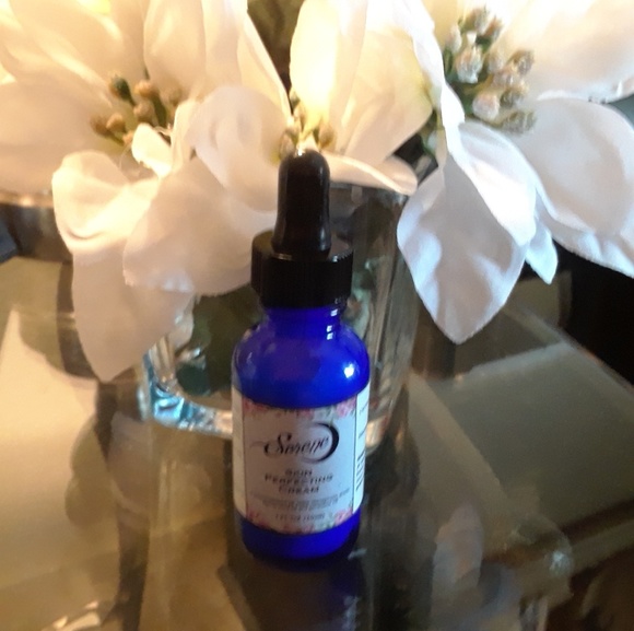 100% Therapeutic Grade Essential Oil Face Cream - Picture 2 of 6